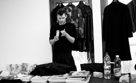 Modedesigner Tim Labenda im Atelier